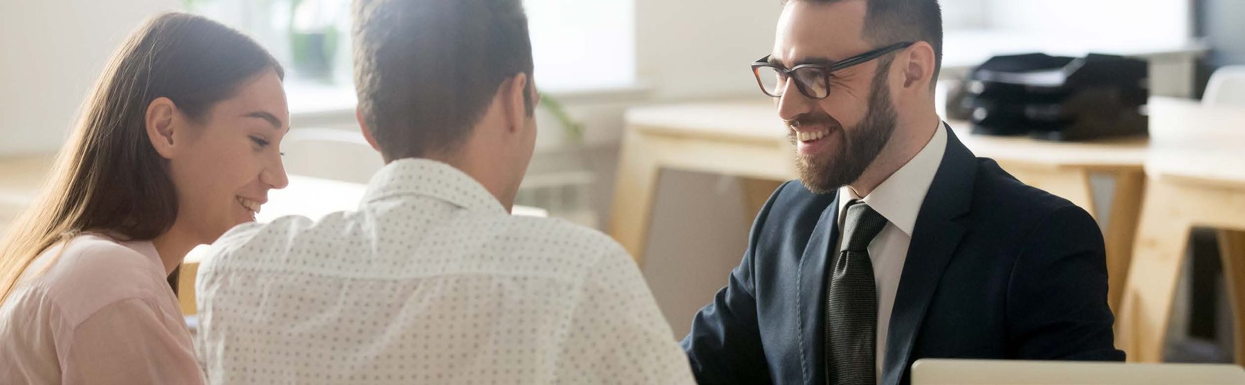 Atendimento jurídico a clientes durante assinatura de contrato